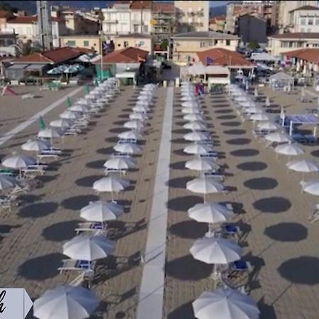 Front Beach Apartments Viareggio Exterior photo
