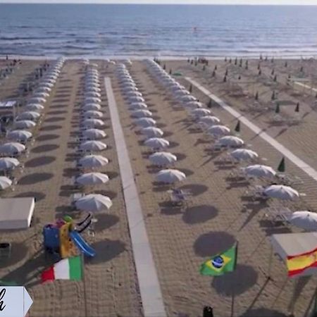 Front Beach Apartments Viareggio Exterior photo