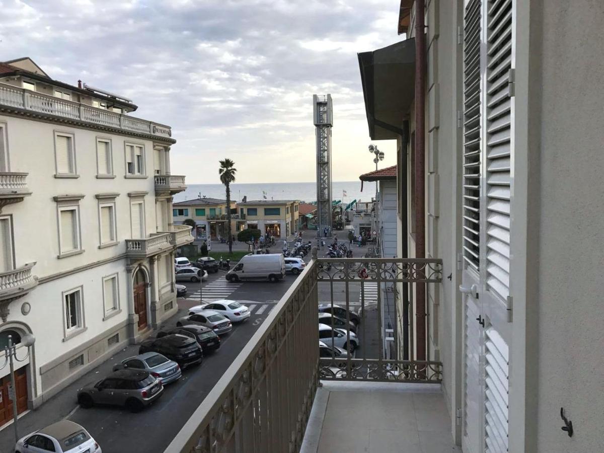 Front Beach Apartments Viareggio Exterior photo