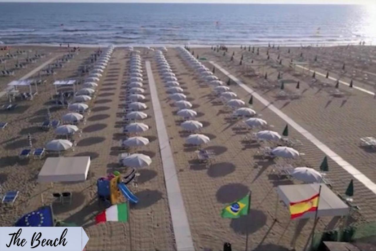 Front Beach Apartments Viareggio Exterior photo